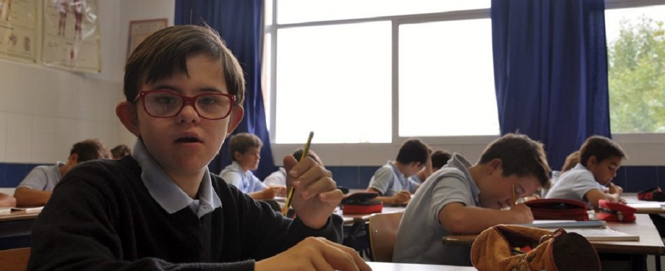 imagen de un alumno discapacitado en un aula