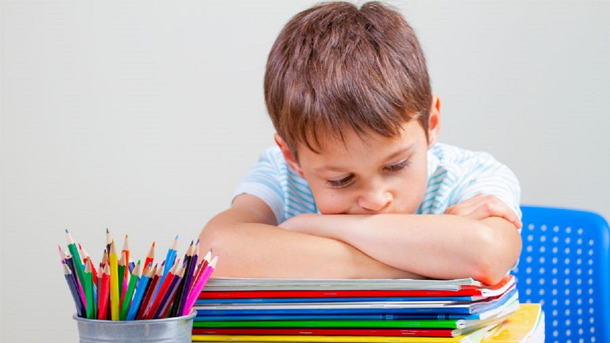 imagen de un niño con tdah desesperado ante las tareas escolares