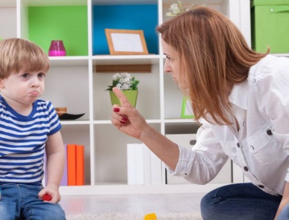 imagen de un niño con tdah recibiendo una reprimenda de su profesora