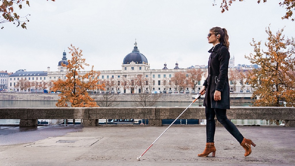 rango y noor: imagen de una persona ciega usando un bastón equipado con el dispositivo rango