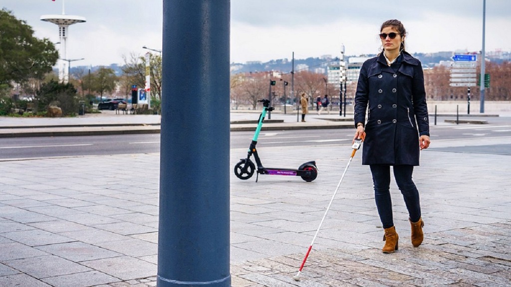 rango y noor: imagen de una persona ciega usando un bastón equipado con el dispositivo rango