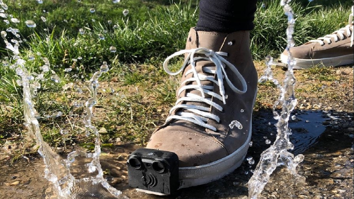 innomake, el zapato inteligente: imagen de una zapato con sensores pisando un charco