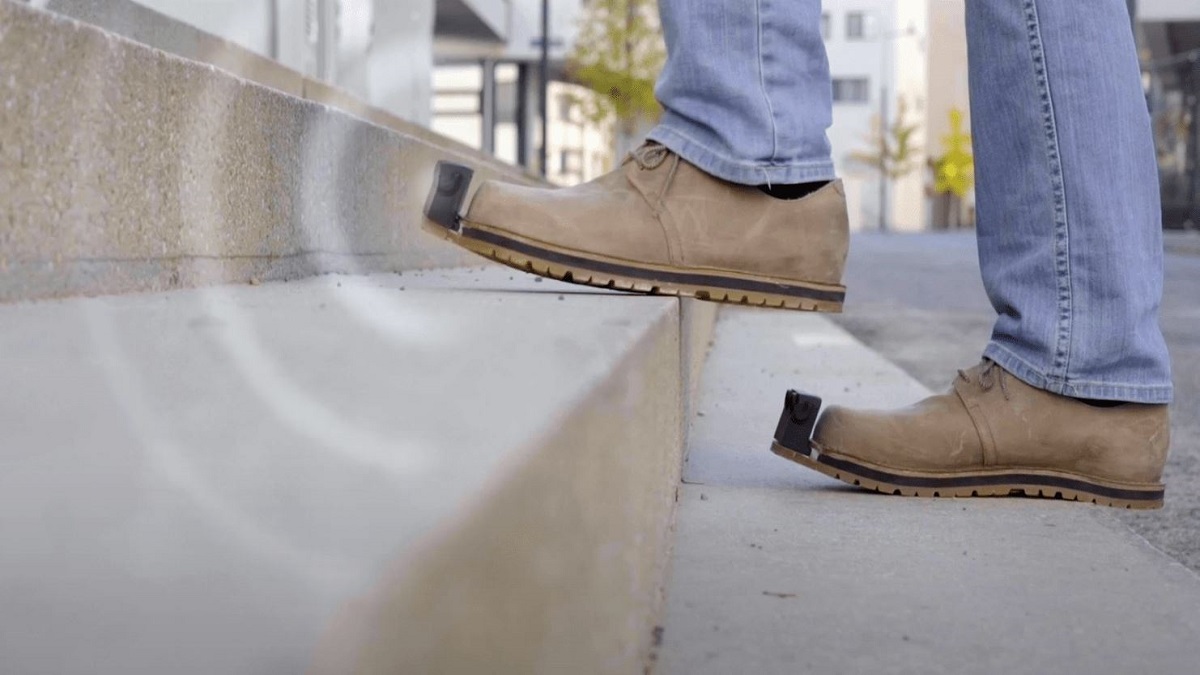 innomake, el zapato inteligente: imagen de una persona calzada con zapatos dotados de sensores subiendo una escalera