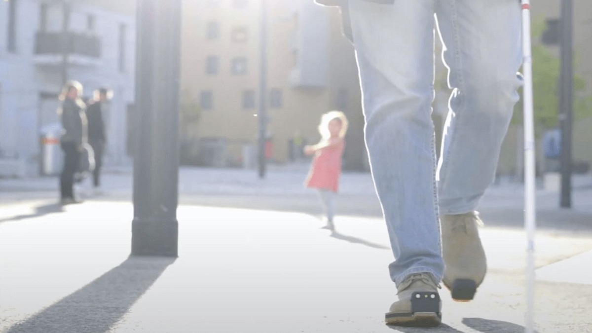 innomake, el zapato inteligente: imagen de una persona calzada con zapatos dotados de sensores