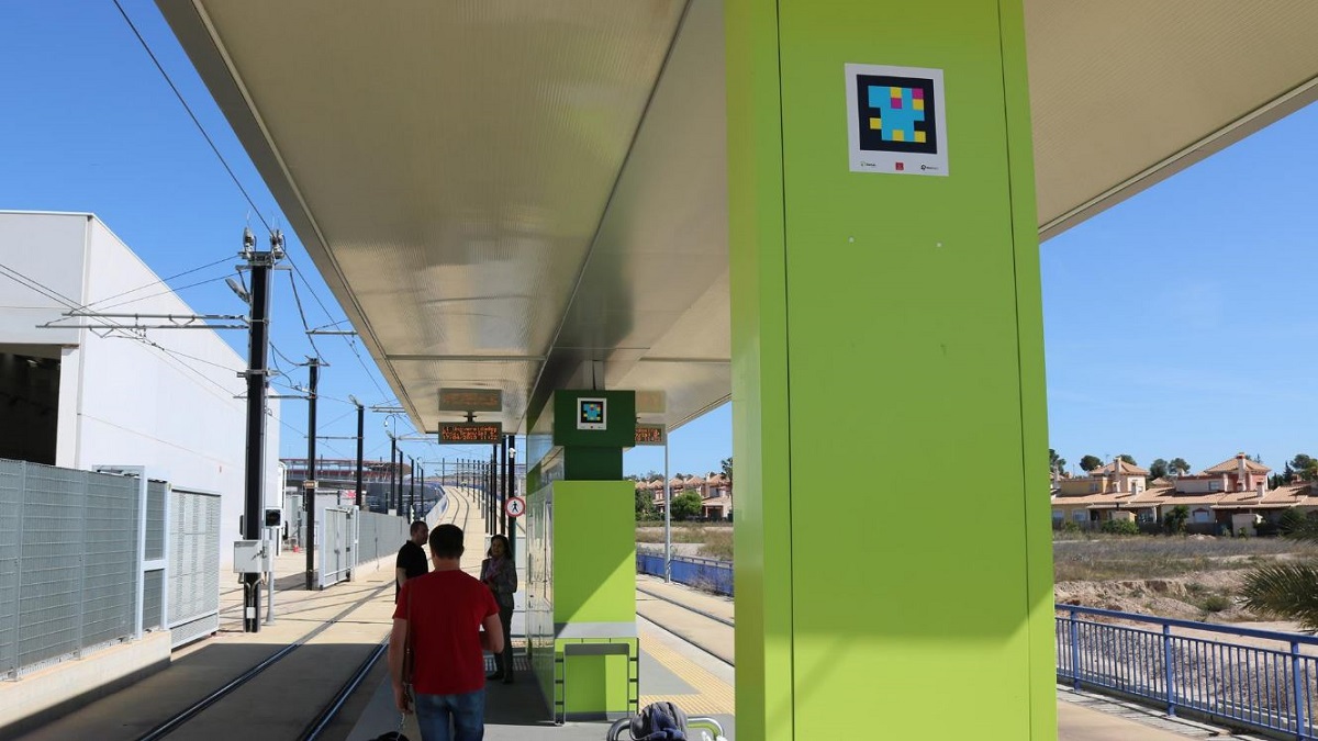 aplicación navilens: imagen de los códigos de la aplicación colocados en las instalaciones del tranvía de Murcia