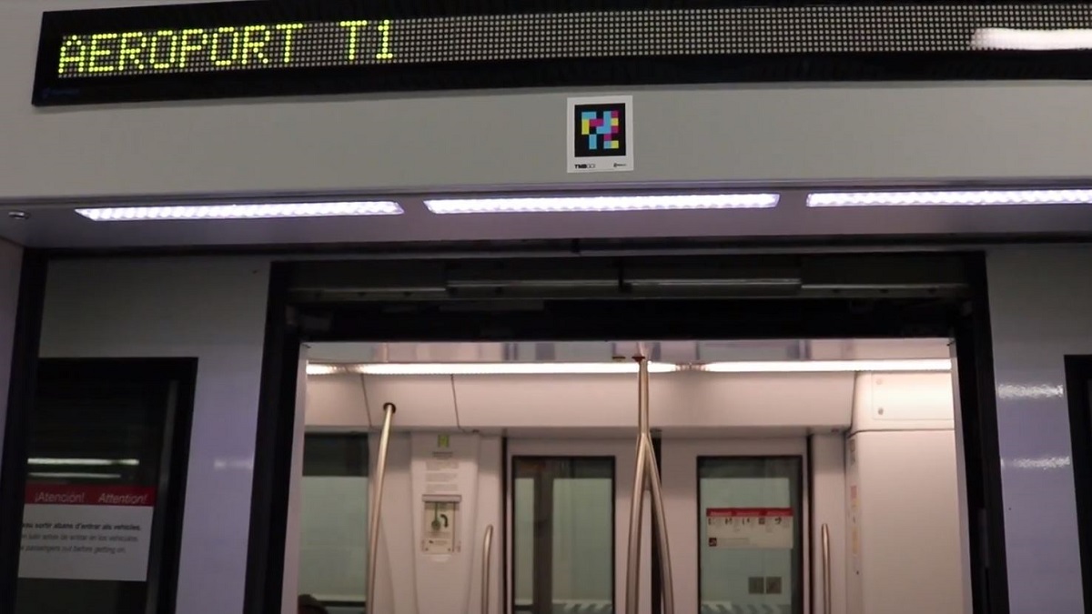 aplicación navilens: imagen de los códigos de la aplicación colocados en las instalaciones del metro de Barcelona