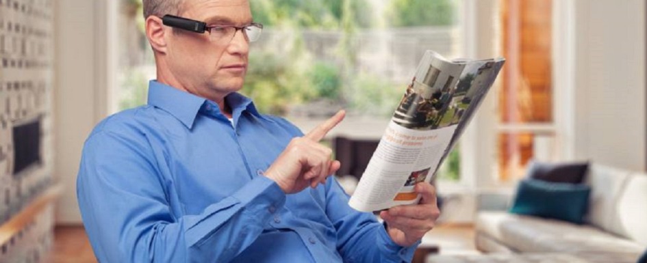 inteligencia artificial: imagen de una persona usando un asistente con inteligencia artificial