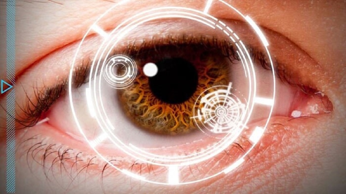 mejorar la vista: imagen de un ojo visto a través de un aparato óptico