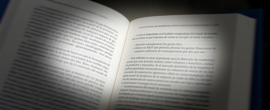 imagen de la vista de las páginas de un libro que tiene una persona con pérdida de visión periférica