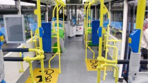 accesibilidad y transporte público: imagen del interior de un autobús adaptado a personas con mobilidad reducida