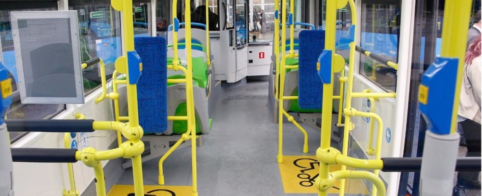 accesibilidad y transporte público: imagen del interior de un autobús adaptado a personas con mobilidad reducida