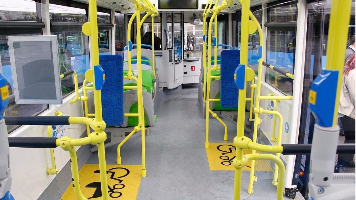 accesibilidad y transporte público: imagen del interior de un autobús adaptado a personas con mobilidad reducida