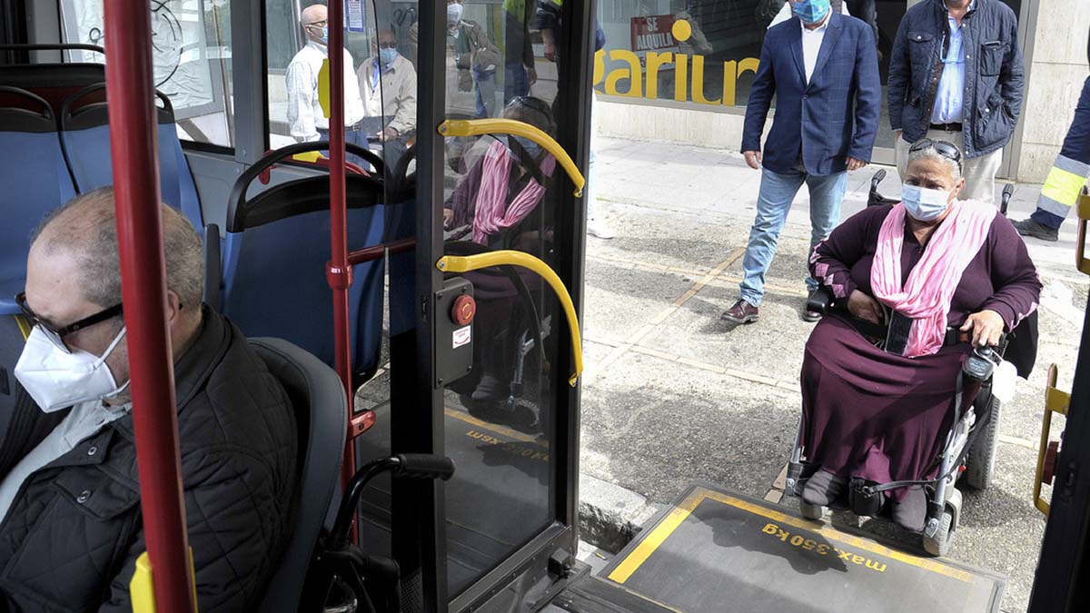 accesibilidad y transporte público: imagen de la rampa de acceso de un autobús