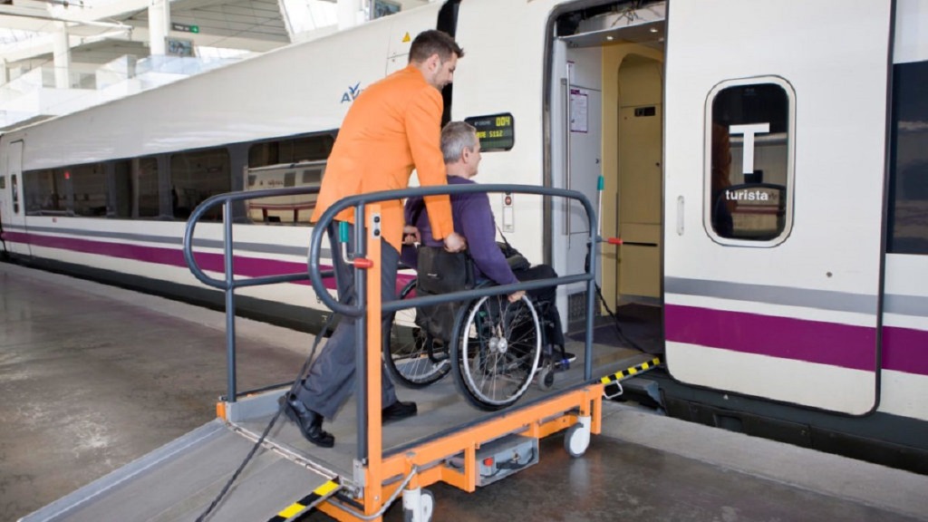accesibilidad y transporte público: imagen de una persona en silla de ruedas accediendo a un tren gracias a una plataforma elevadora