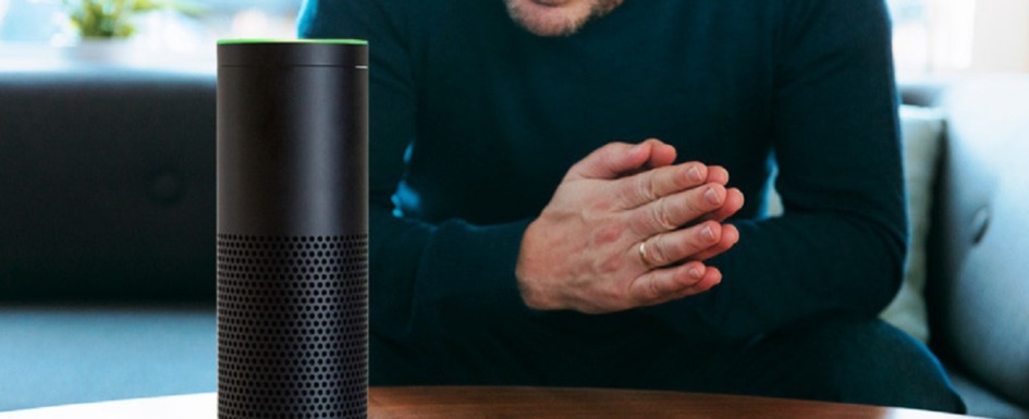 altavoces inteligentes: imagen de una persona hablando con un altavoz inteligente