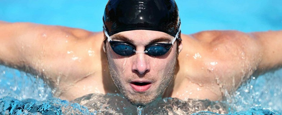 gafas para nadar: imagen de un nadador usando gafas mientras nada