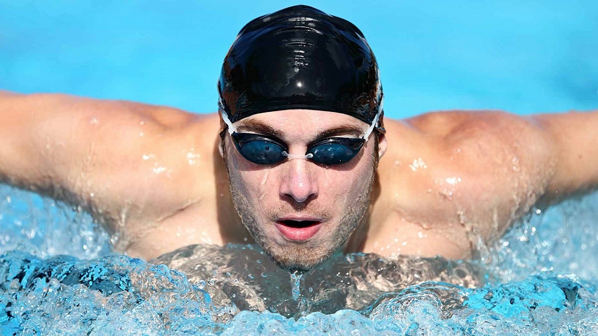 gafas para nadar: imagen de un nadador usando gafas mientras nada