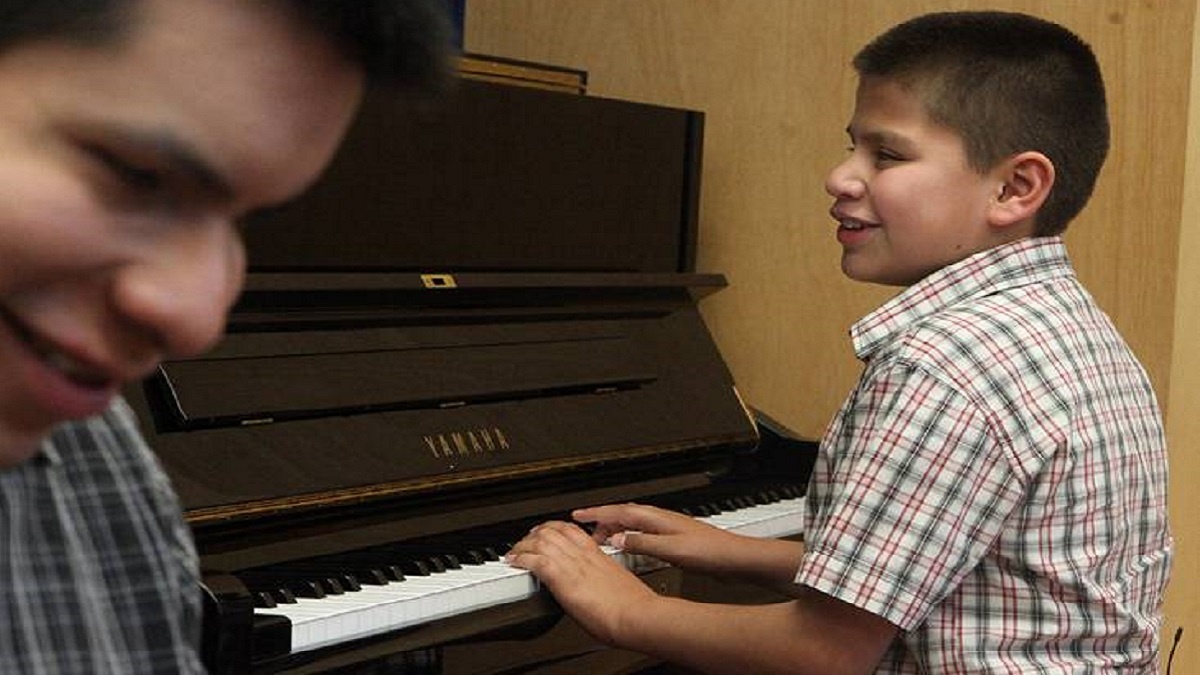 personas ciegas y formación musical: imagen de un niño ciego tocando el piano