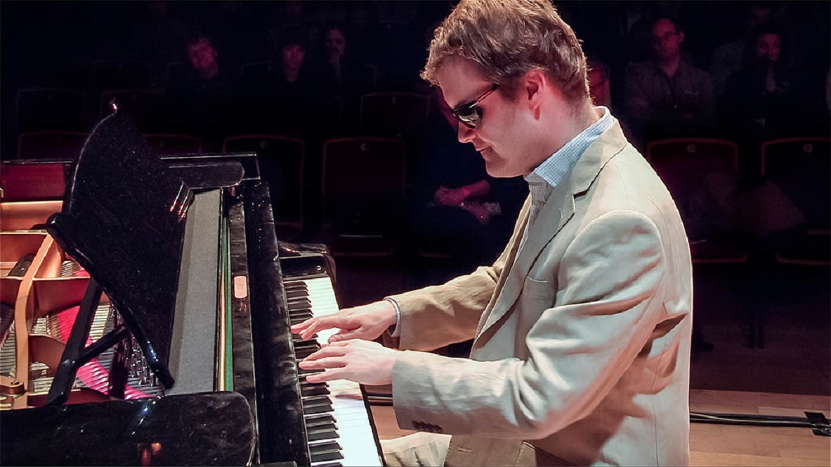 personas ciegas y formación musical: imagen de un artista ciego tocando el piano