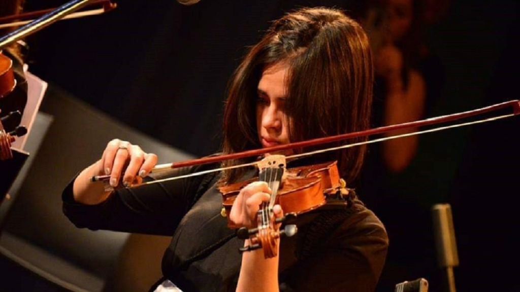 personas ciegas y formación musical: imagen de una mujer ciegas tocando el violín