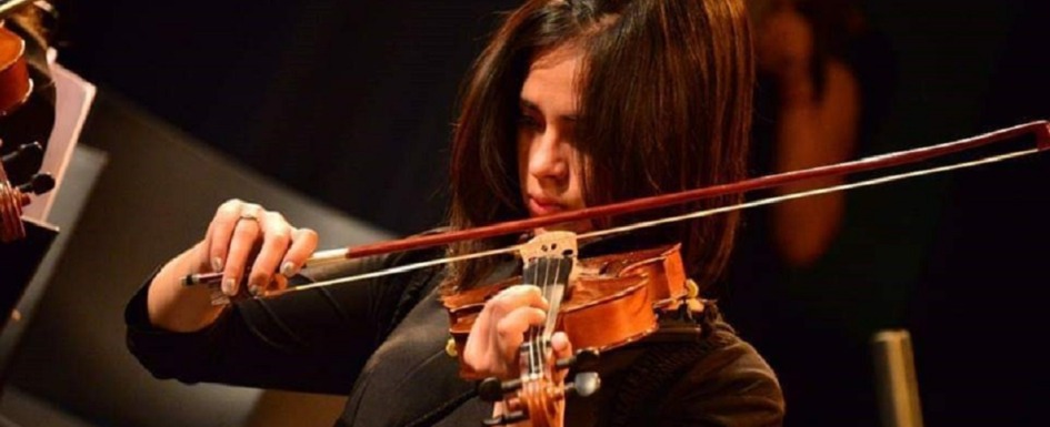 personas ciegas y formación musical: imagen de una mujer ciegas tocando el violín