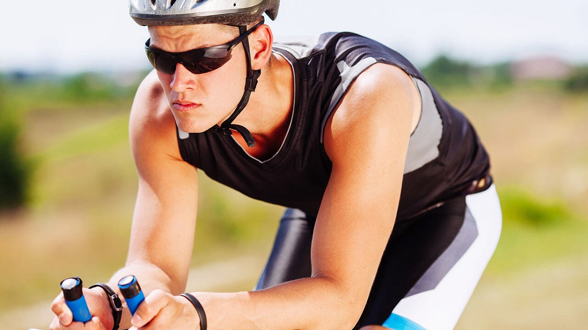 accidentes oculares: imagen de una persona con gafas protectoras mientras realiza deporte