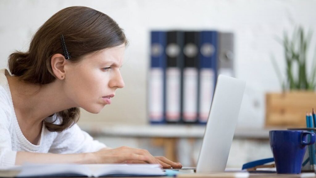 accidentes oculares: imagen de una mujer frente a su ordenador