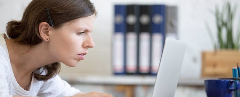accidentes oculares: imagen de una mujer frente a su ordenador