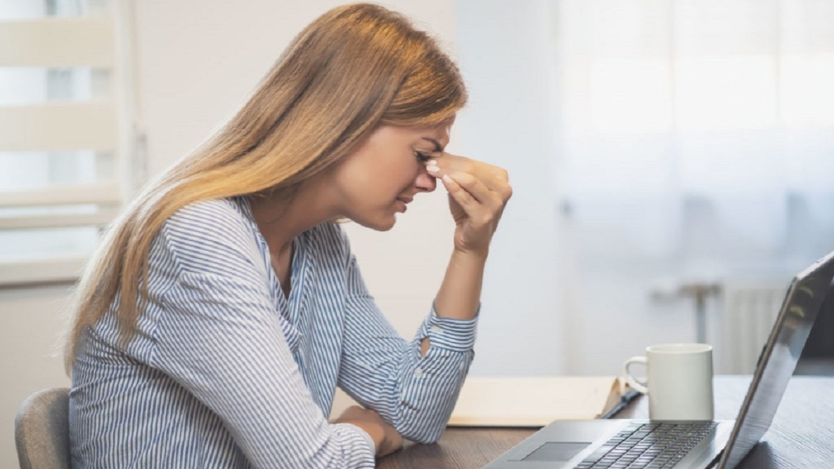 accidentes oculares: imagen de una mujer frente a su ordenador