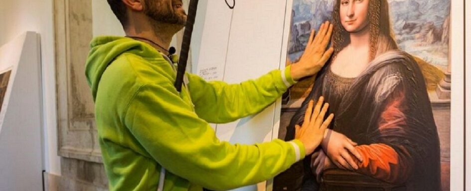 arte táctil: imagen de una persona tocando una obra de arte