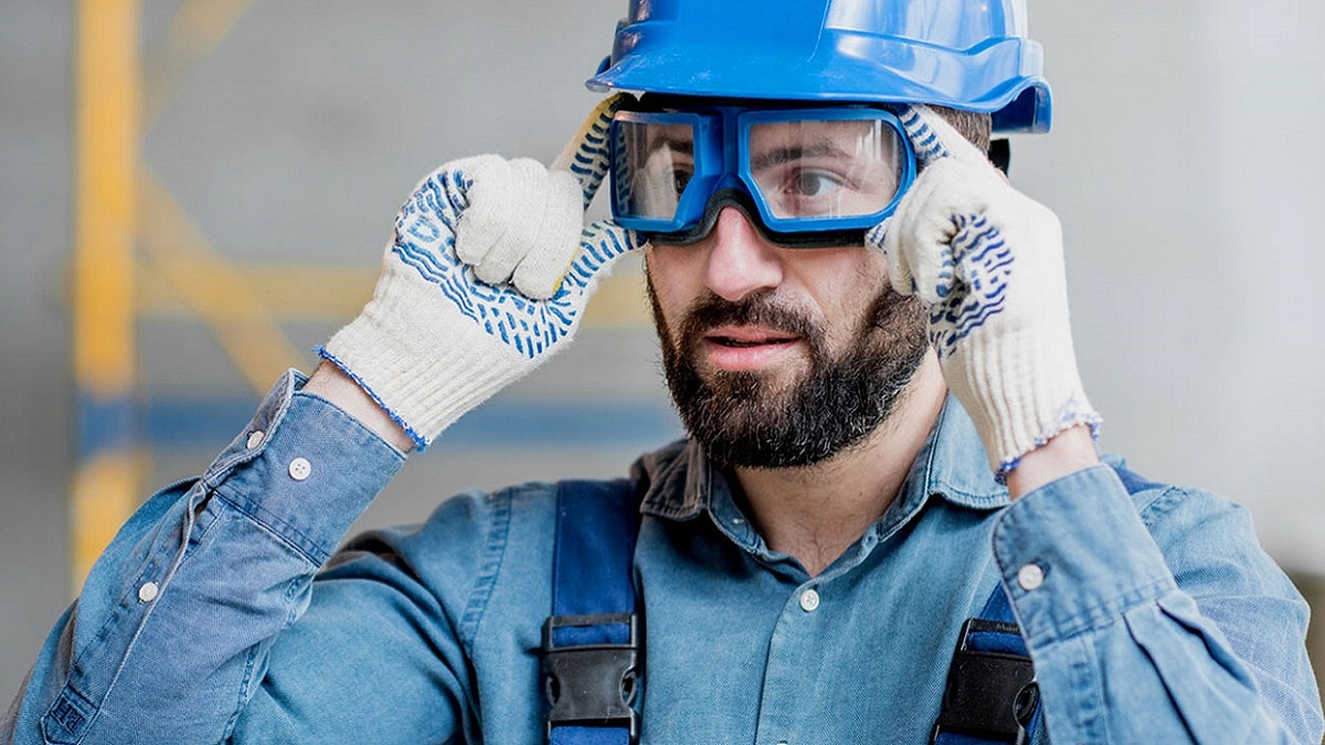 salud ocular: imagen de trabajador de la construcción con gafas protectoras