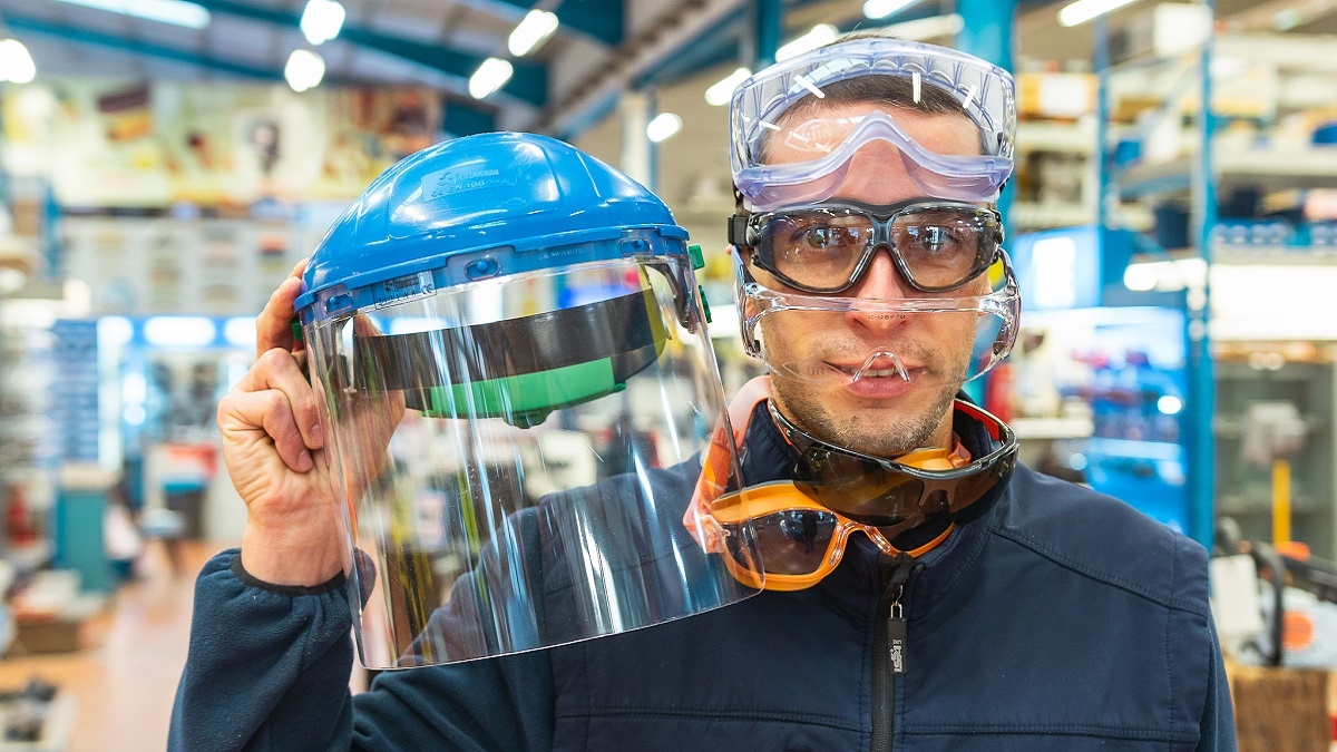 salud ocular: imagen de una persona mostrando diferentes tipos de protecciones para los ojos