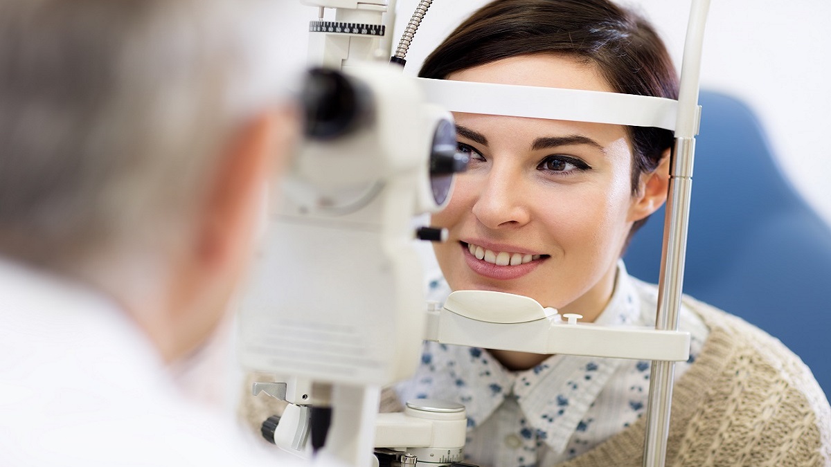salud ocular: imagen de una persona haciendo un examen ocular