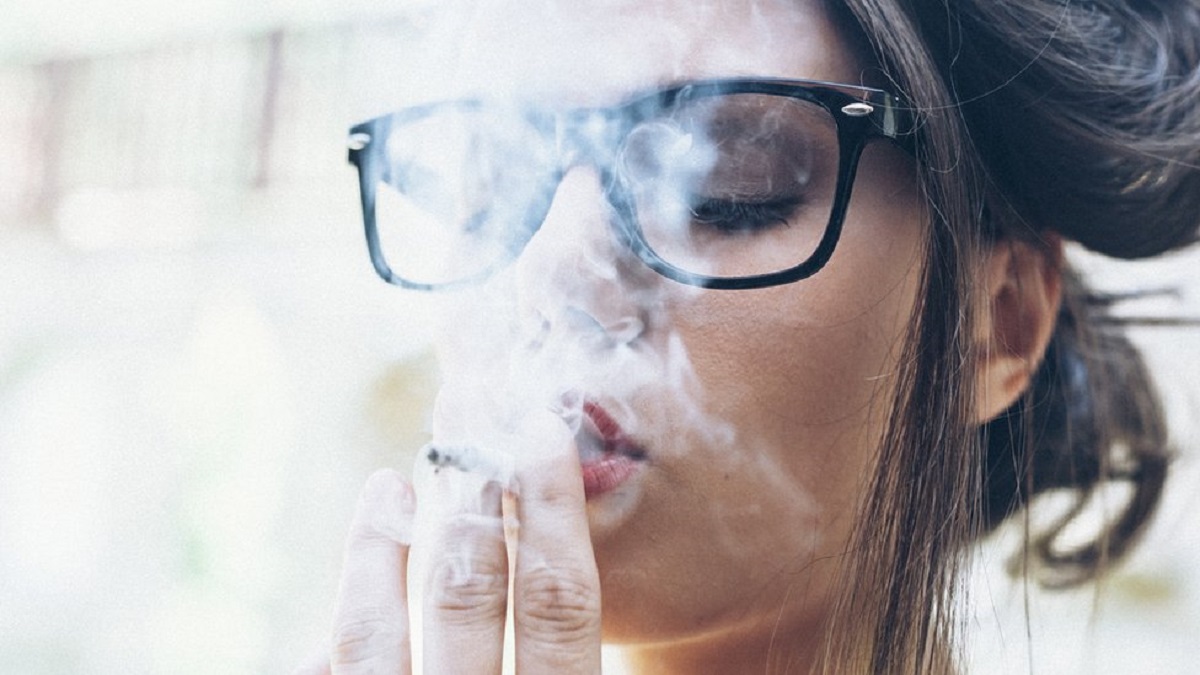 salud ocular: imagen de una persona fumando con humo afectándole a los ojos