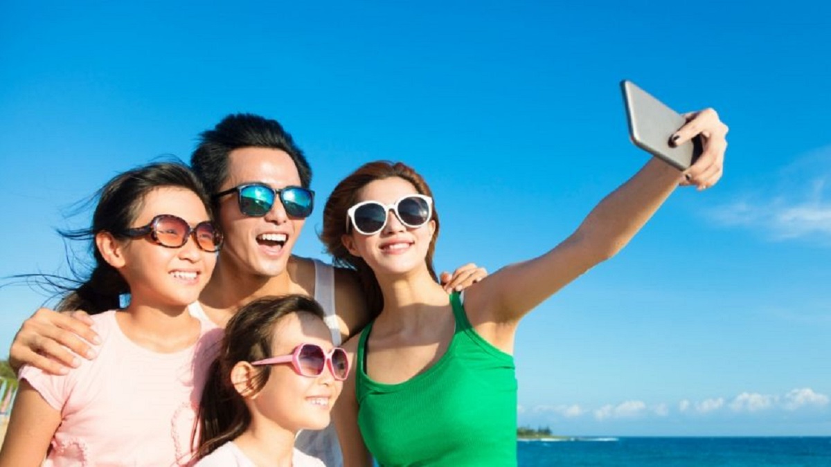 salud ocular: imagen de personas con gafas de sol para proteger los ojos de la radiación solar