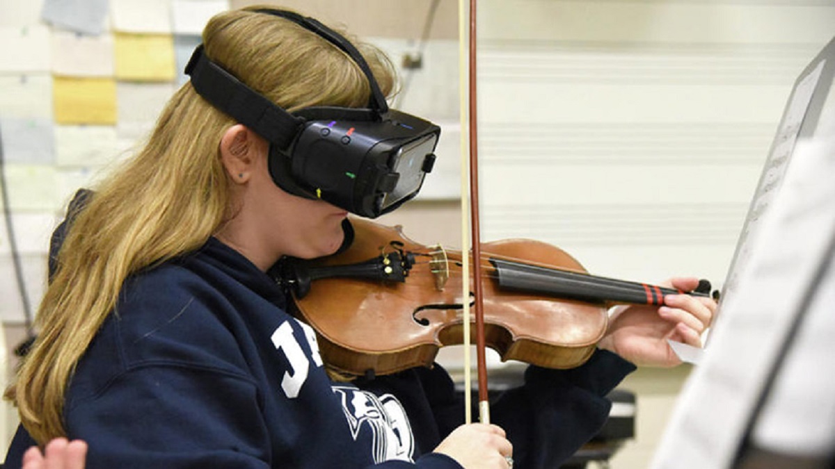 irisvision: imagen de la la violinista Aliena Jensen usando el dispositivo