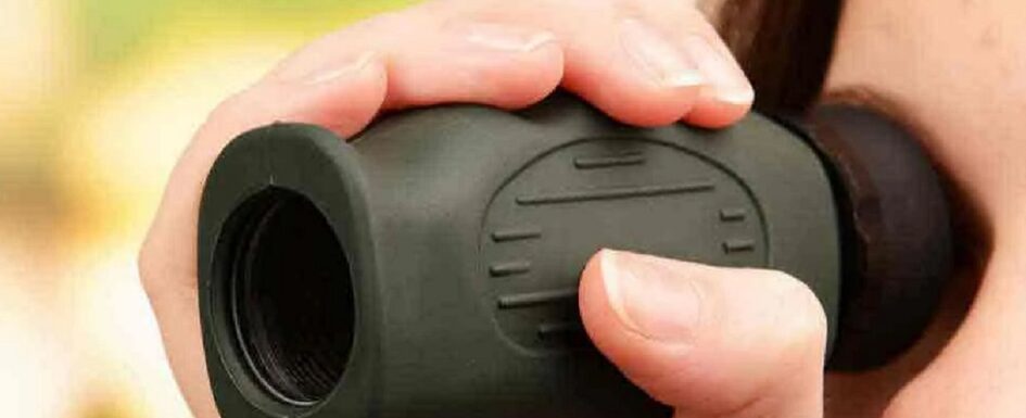 monoculares: imagen de una persona usando el aparato