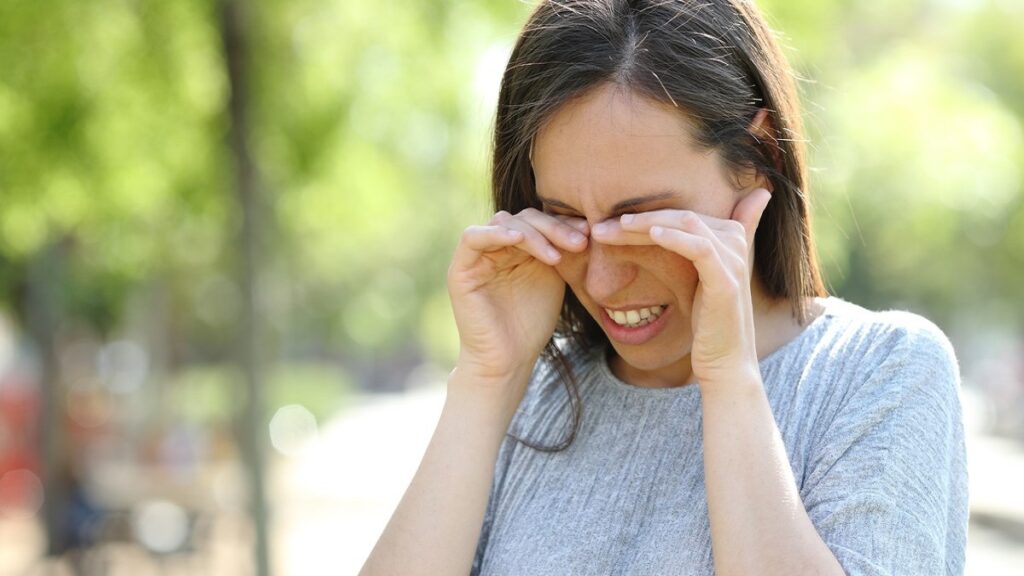 alergias oculares: imagen de un mujer frotándose los ojos