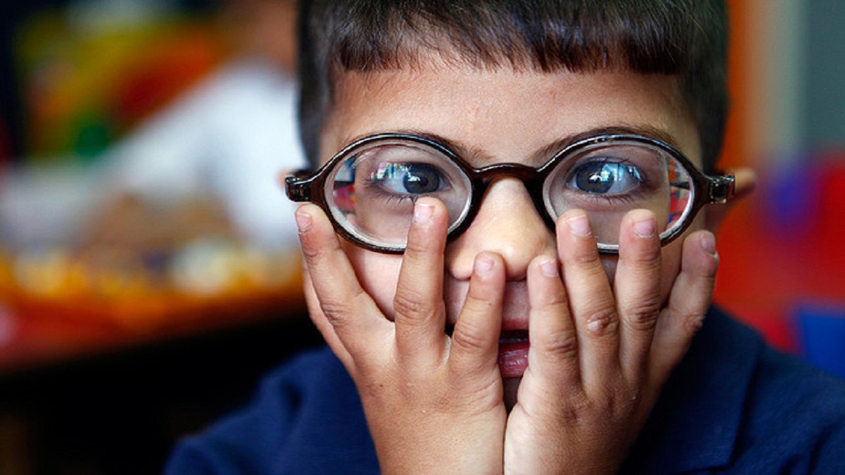 baja visión: imagen de un niño con baja visión