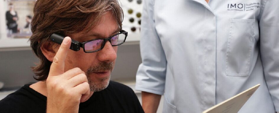 baja visión: imagen de una persona con baja visión