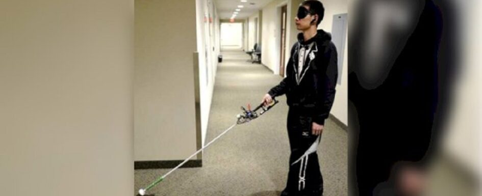 bastón robótico: imagen de una persona realizando pruebas con el dispositivo