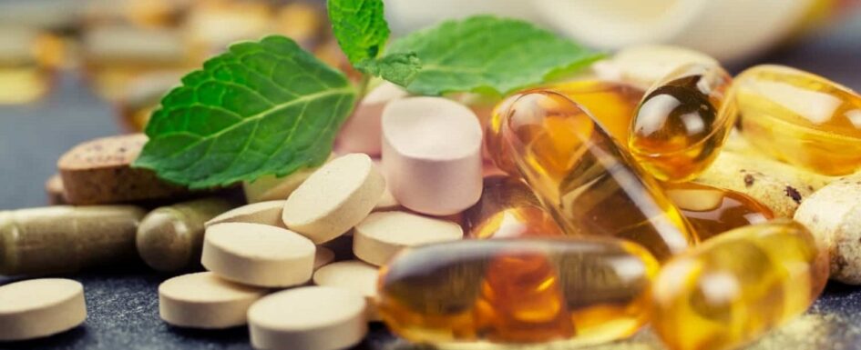 vitaminas: imagen de pastillas y píldoras con vitaminas