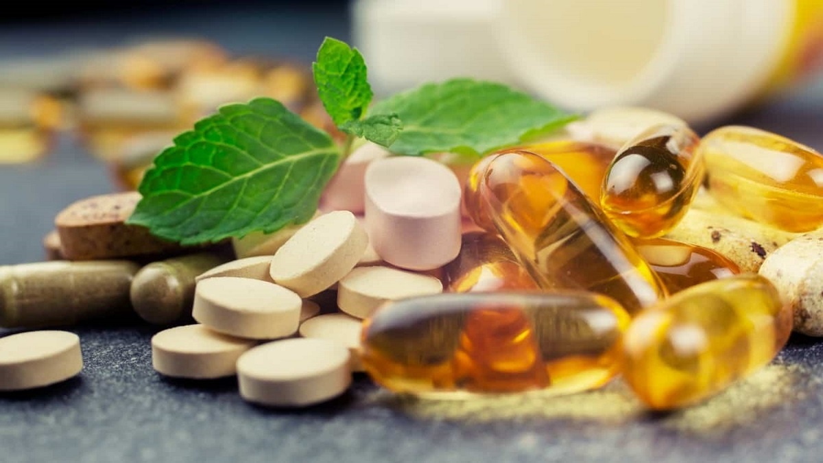 vitaminas: imagen de pastillas y píldoras con vitaminas