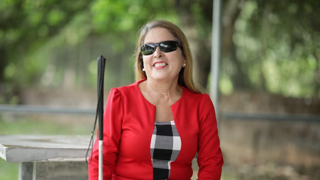 la mujer discapacitada: imagen de una mujer con discapacidad visual