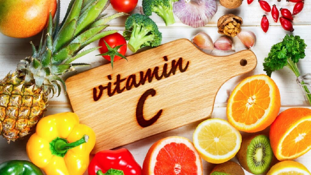 vitaminas y salud ocular: imagen de alimentos ricos en vitamina C