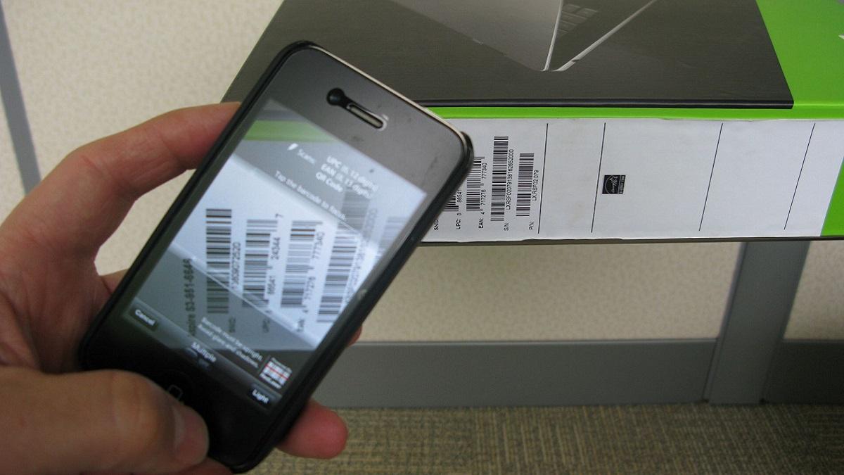 identificación accesible: imagen de un móvil escaneando un código de barras