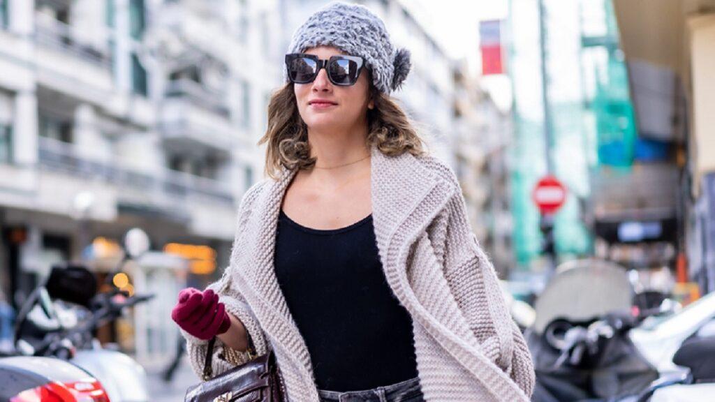 invierno y cuidado de los ojos: imagen de una mujer en la calle con gafas de sol