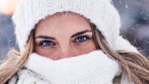 invierno y cuidado de los ojos: imagen de un mujer abrigada