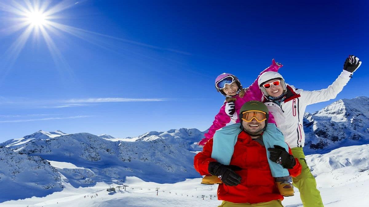 invierno y cuidado de los ojos: imagen de una familia en la nieve