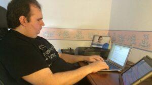 Jonathan Chacón trabajando con su portátil